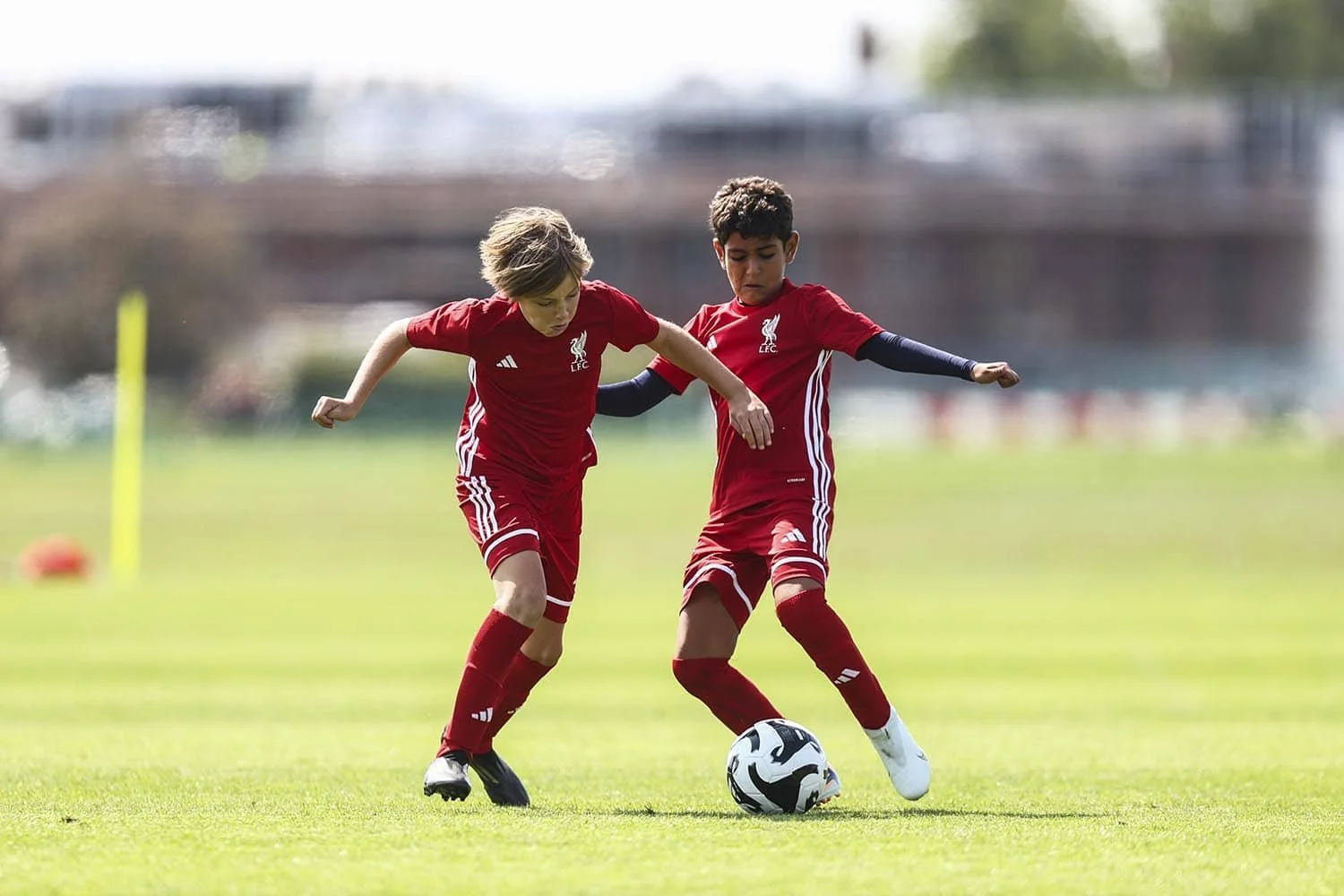 Jugador controlando el balón en el Liverpool FC Camp
