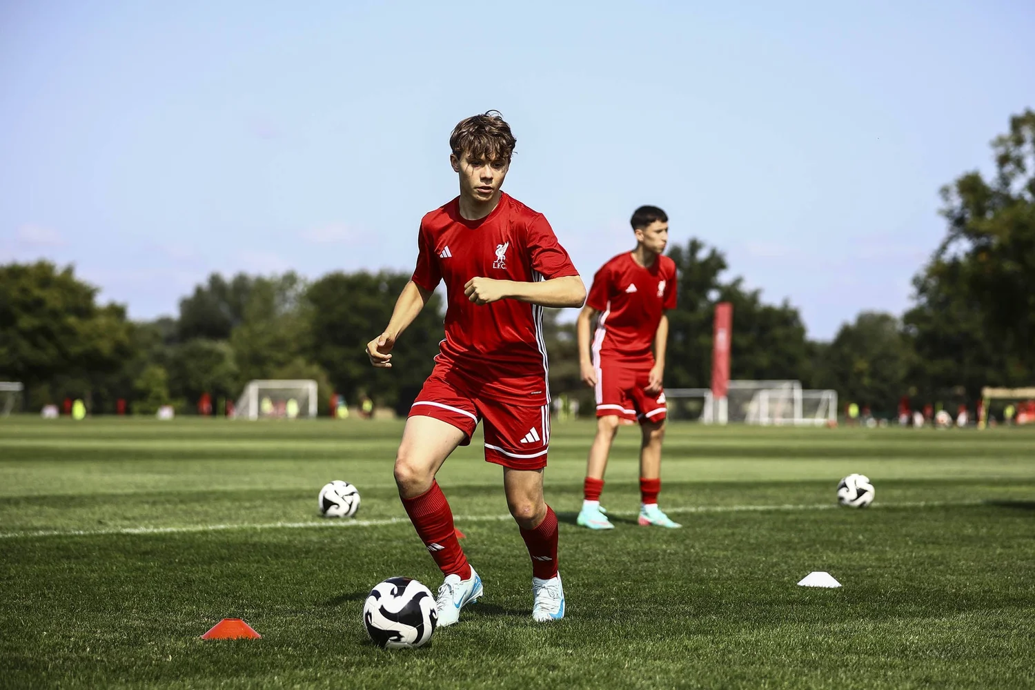 Grupo de participantes del campus del Liverpool FC